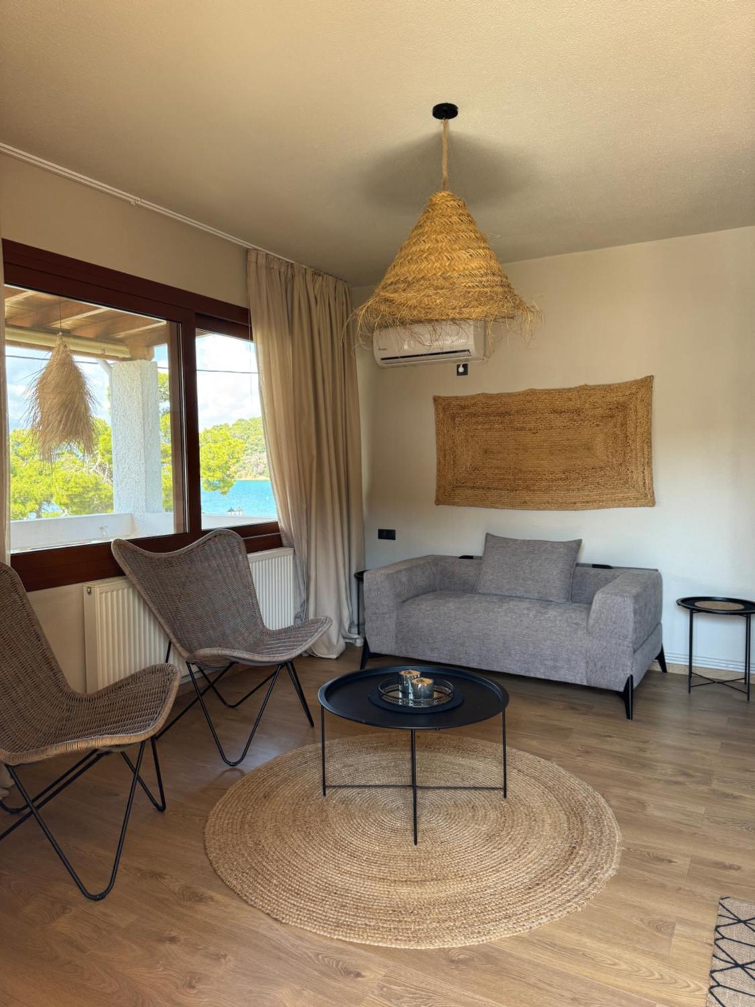 Seaview - Poros Relaxing Beachfront Flat 公寓